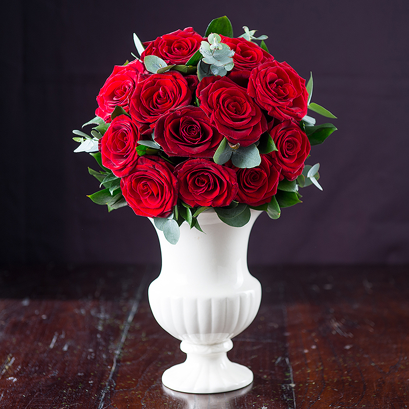 12 Opulent Red Roses
